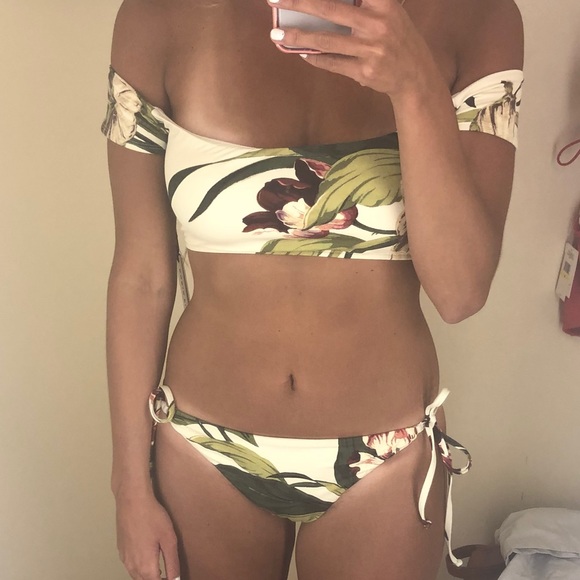 Robin Piccone Off the Shoulder Tropical Swim - Picture 2 of 2